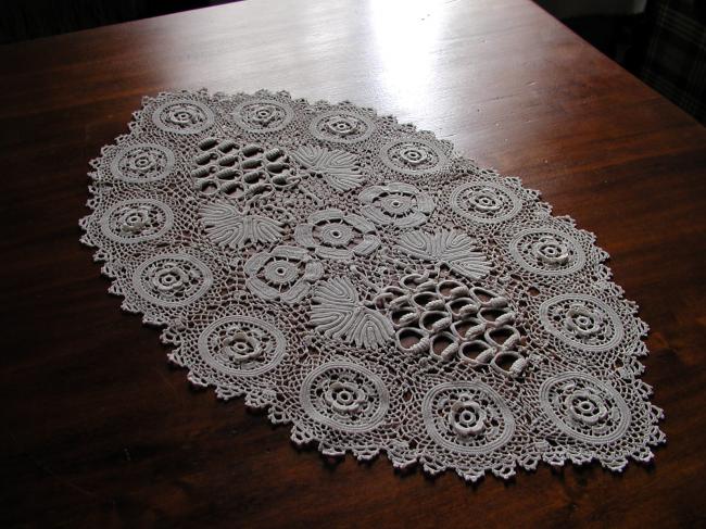 Irish guipure lace ovale table centre