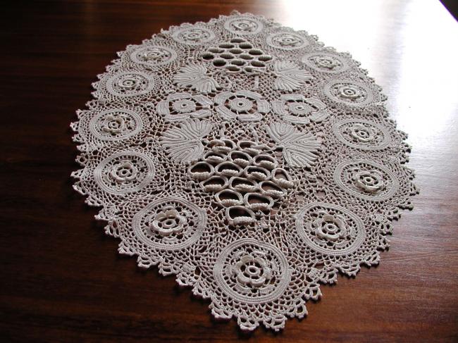 Irish guipure lace ovale table centre