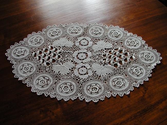 Irish guipure lace ovale table centre