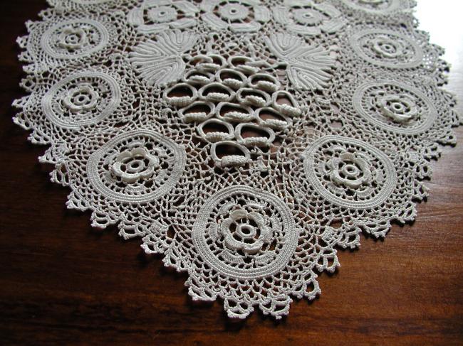 Irish guipure lace ovale table centre