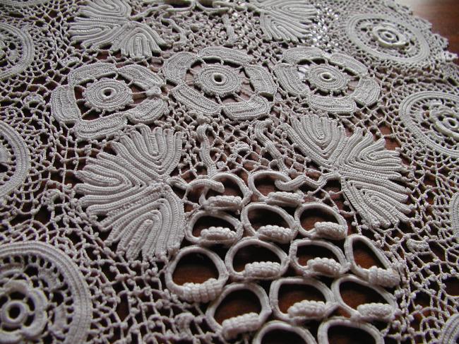 Irish guipure lace ovale table centre