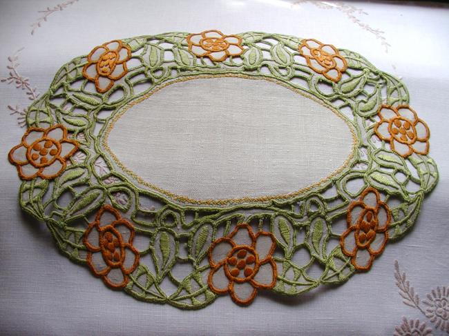 Charming table centre with Fall colors embroideries
