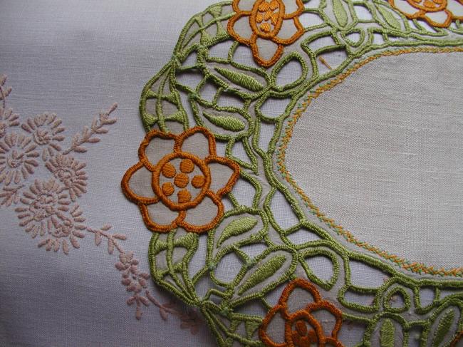 Charming table centre with Fall colors embroideries