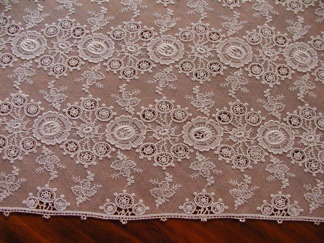 Lovely trolley mat in mecanic net lace, very romantic