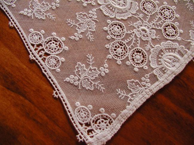 Lovely trolley mat in mecanic net lace, very romantic