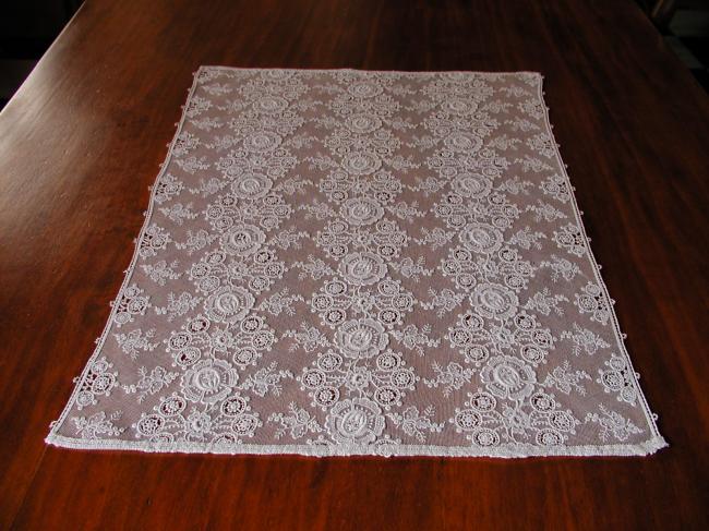 Lovely trolley mat in mecanic net lace, very romantic