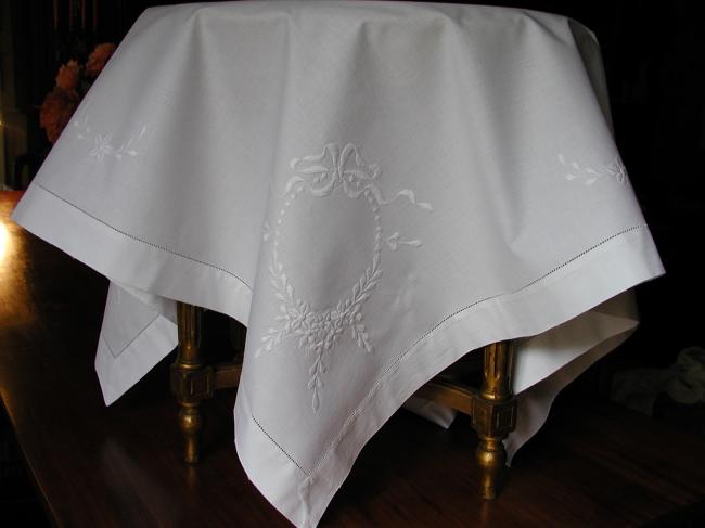 Charming tablecloth with garlands of embroidered flowers