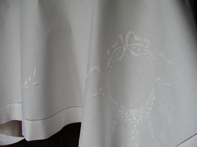 Charming tablecloth with garlands of embroidered flowers