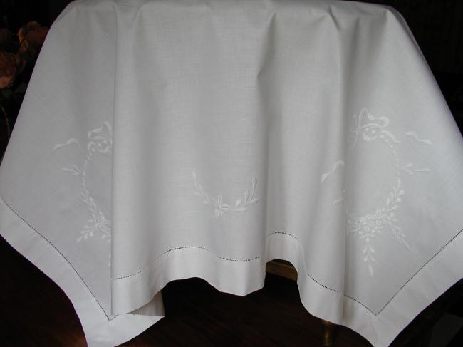 Charming tablecloth with garlands of embroidered flowers