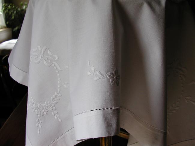 Charming tablecloth with garlands of embroidered flowers