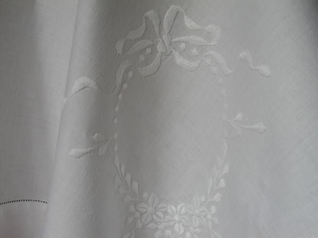 Charming tablecloth with garlands of embroidered flowers
