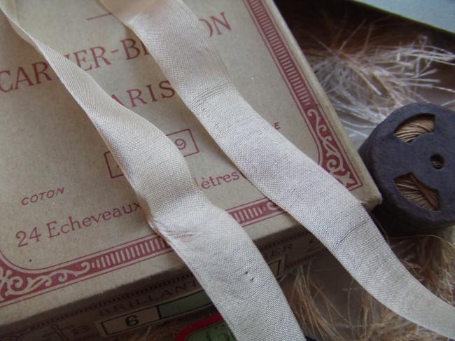 Très beau ruban de soie naturelle ultra fine et légère de couleur ivoire 1900
