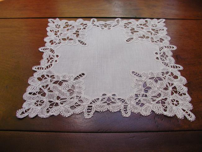 Wonderful handkerchief with Renaissance lace with Milan embroidery