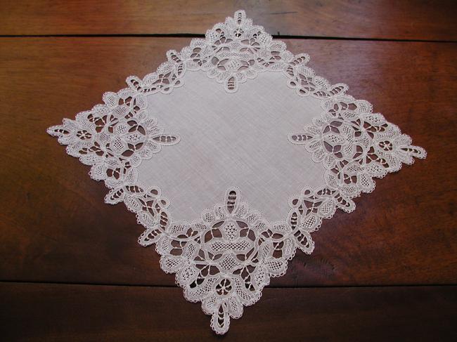 Wonderful handkerchief with Renaissance lace with Milan embroidery