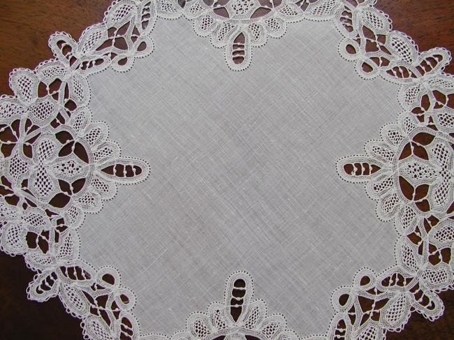 Wonderful handkerchief with Renaissance lace with Milan embroidery