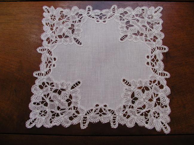 Wonderful handkerchief with Renaissance lace with Milan embroidery