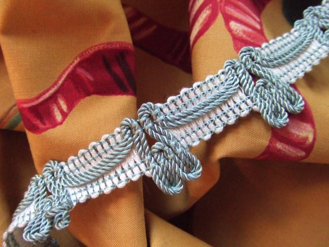 Romantique galon passementerie blanc avec giselle cordelette gris bleu