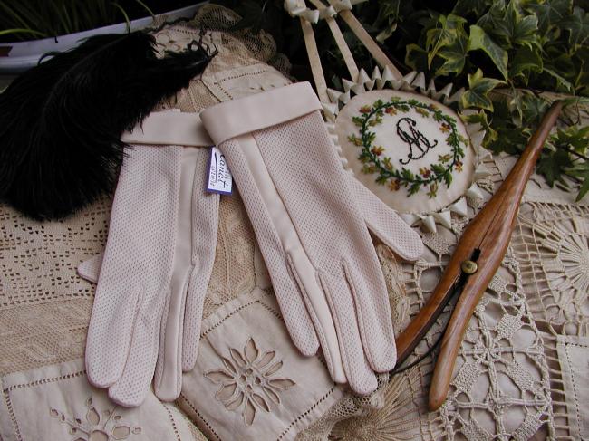 Superb pair of gloves in ecru color, circa 1950