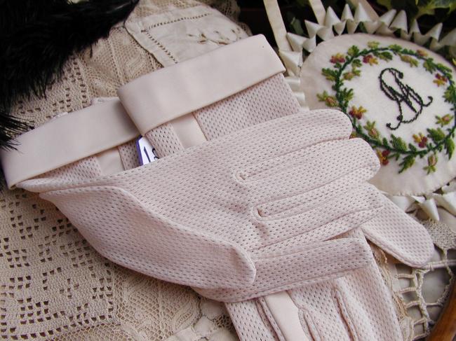 Superb pair of gloves in ecru color, circa 1950