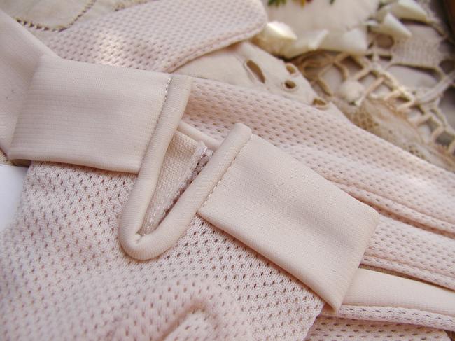 Superb pair of gloves in ecru color, circa 1950