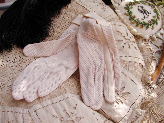 Superb pair of gloves in ecru color, circa 1950