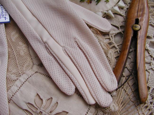 Superb pair of gloves in ecru color, circa 1950