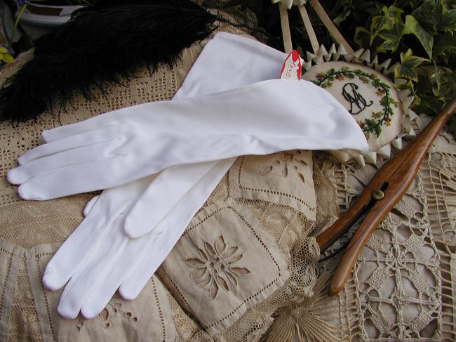 Très belle paire de gants en satin de couleur blanche, période 1950