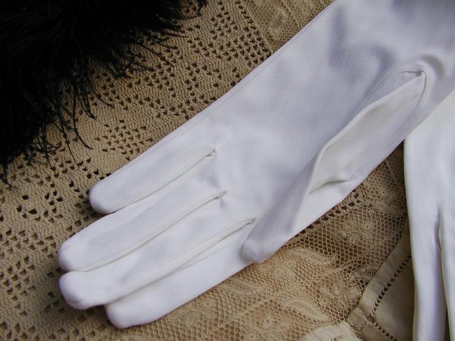 Très belle paire de gants en satin de couleur blanche, période 1950
