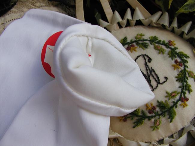 Très belle paire de gants en satin de couleur blanche, période 1950