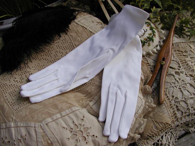 Très belle paire de gants en satin de couleur blanche, période 1950