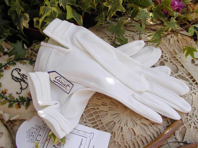 Lovely pair of gloves in white color, circa 1950, size 7,5