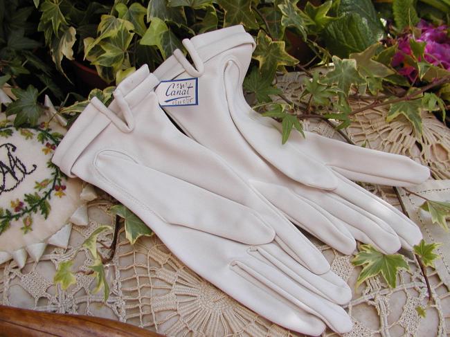 Très jolie paire de gants en jersey de couleur blanc crème, période 1950