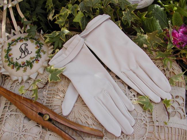 Très jolie paire de gants en jersey de couleur blanc crème, période 1950