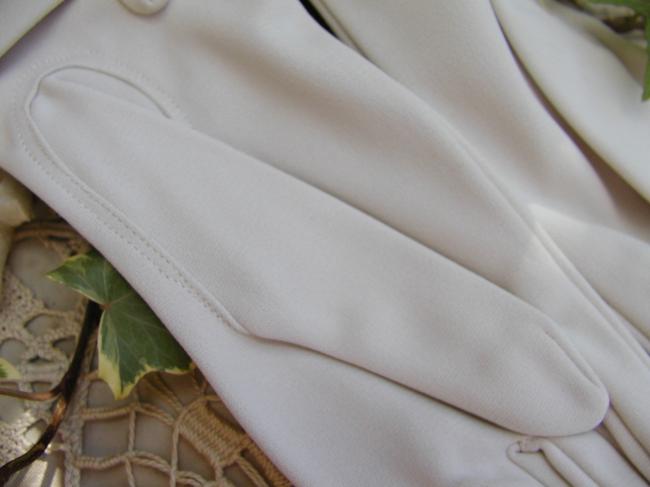 Très jolie paire de gants en jersey de couleur blanc crème, période 1950