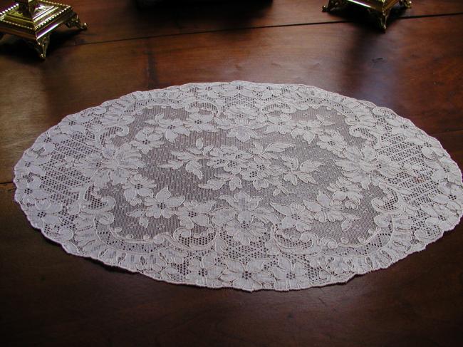 Très romantique centre de table en dentelle de Calais.