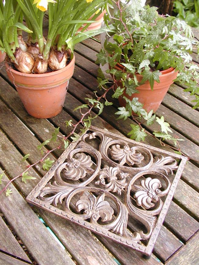 Ravissant dessous de plat en fonte patinée, décor fleurdelysé