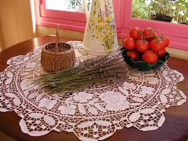 Marvellous large and round table centre in Venezia lace 1900