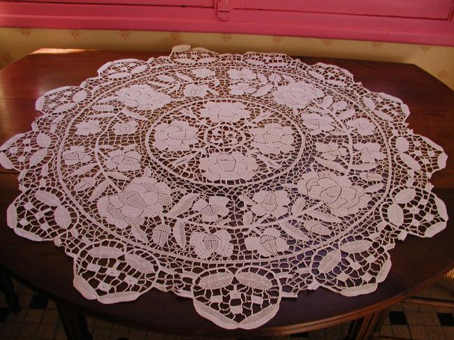 Marvellous large and round table centre in Venezia lace 1900