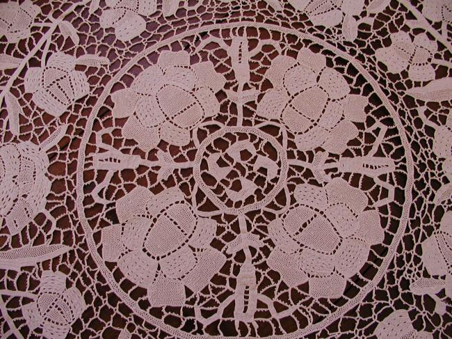 Marvellous large and round table centre in Venezia lace 1900