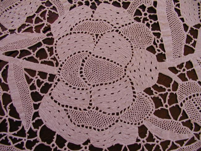 Marvellous large and round table centre in Venezia lace 1900