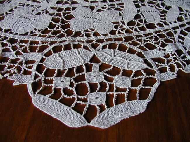 Marvellous large and round table centre in Venezia lace 1900