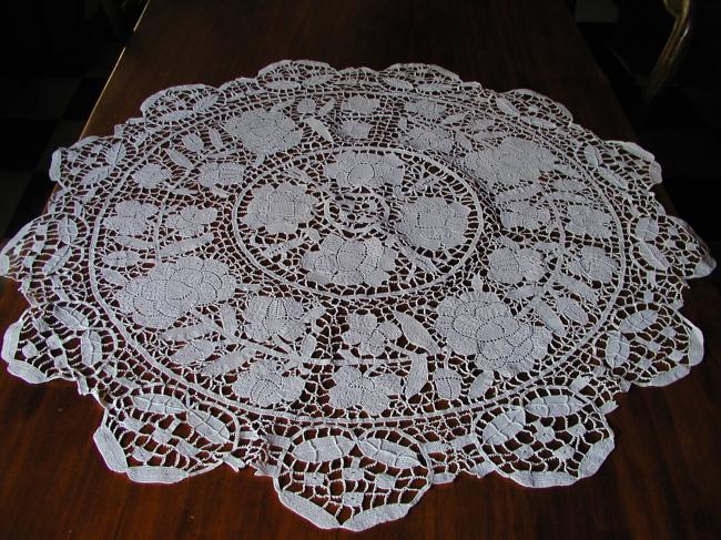 Marvellous large and round table centre in Venezia lace 1900