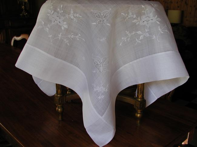 Wonderful tablecloth in Pina with lovely silk white embroidery