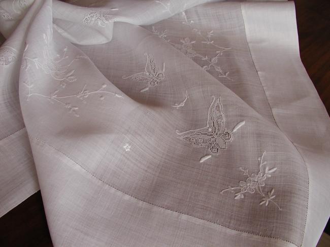 Wonderful tablecloth in Pina with lovely silk white embroidery