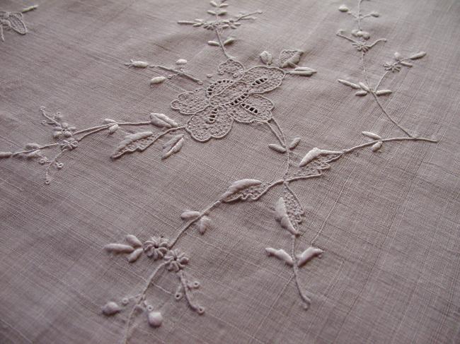 Wonderful tablecloth in Pina with lovely silk white embroidery