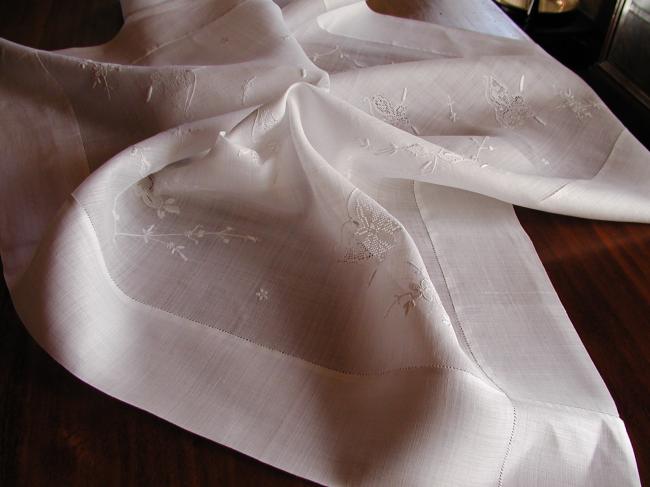 Wonderful tablecloth in Pina with lovely silk white embroidery