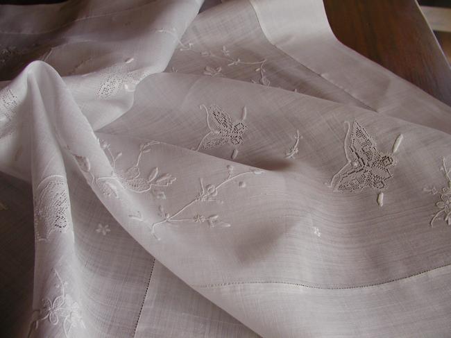Wonderful tablecloth in Pina with lovely silk white embroidery