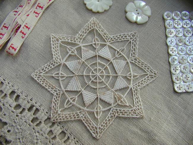 Motif étoile en dentelle Reticella faite à l'aiguille,1900, 9 x 9 cm