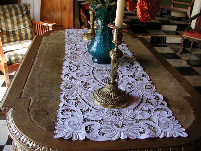Splendeur de chemin de table richement brodé de fleurs à la Richelieu
