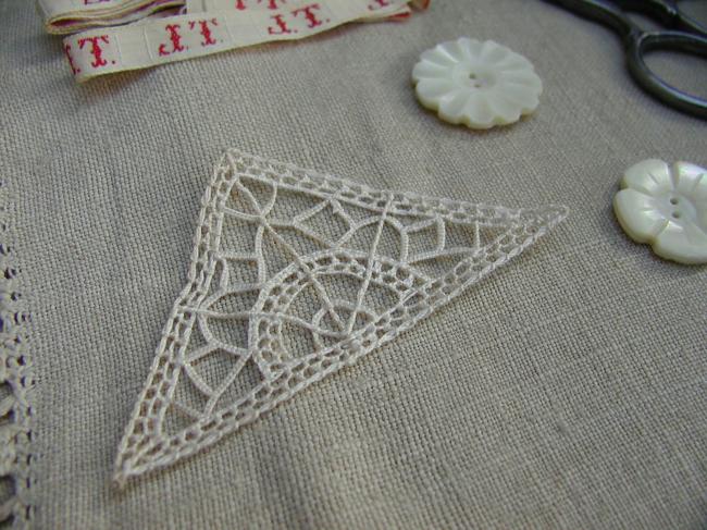 Motif triangle en dentelle faite à l'aiguille, point de feston 1900, 7x 5 x 5cm